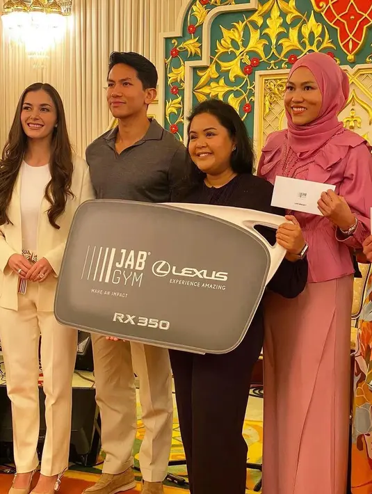 Menutup penampilan, Anisha Rosnah kenakan J'Adior Slingback Pump warna beige. Senada dengan outfit yang dikenakannya [@support.anishaik]