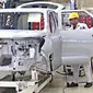Pekerja saat menyelesaikan produksi mobil di pabrik Toyota, Jawa Barat (Liputan6.com/Immanuel Antonius)