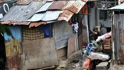 Aktivitas warga permukiman bantaran Kali Ciliwung, Jakarta, Minggu (3/3). Bencana banjir kiriman masih menjadi ancaman warga yang tinggal di bantaran Kali Ciliwung, terlebih saat hujan deras mengguyur kawasan hulu di Bogor. (merdeka.com/Iqbal S. Nugroho)