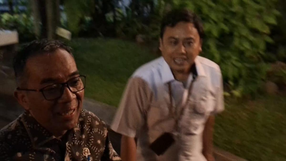 Malam-malam, Mendiktisaintek Sambangi Istana Naik Motor Patwal, Ada Apa?