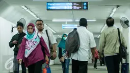 Penumpang berjalan melalui terowongan penyeberangan penumpang di Stasiun Manggarai Jakarta, Senin (20/3). Adanya terowongan ini diharapkan mempermudah akses penumpang menuju atau meninggalkan peron stasiun. (Liputan6.com/Gempur M. Surya)