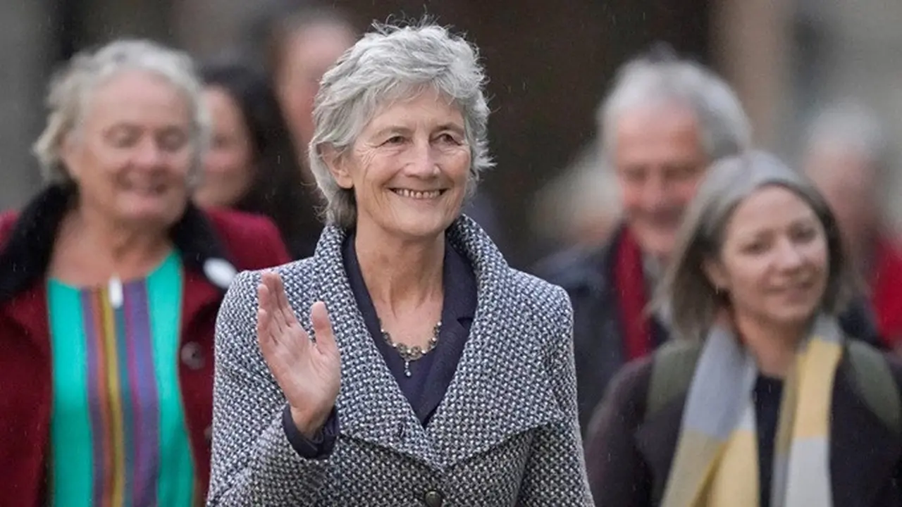 Catherine Connolly tiba di Kastil Dublin pada Sabtu, 25 Oktober 2025, untuk menghadiri penghitungan suara pemilihan presiden Irlandia yang digelar untuk memilih pengganti Michael D. Higgins, yang telah menyelesaikan dua masa jabatan tujuh tahun.