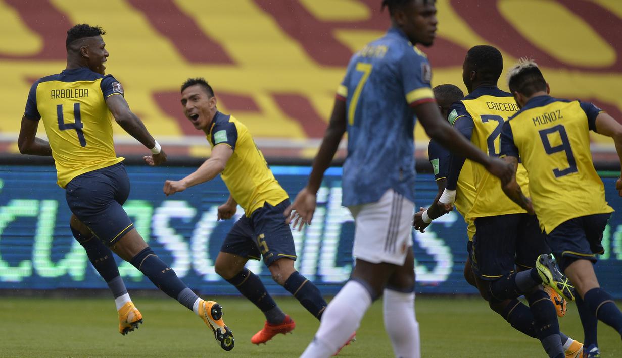 Pemain Ekuador, Robert Arboleda (kiri) merayakan gol pertama Ekuador yang dibuatnya dalam laga lanjutan kualifikasi Piala Dunia 2022 zona CONMEBOL melawan Kolombia di Rodrigo Paz Delgado Stadium, Quito, Ekuador, Rabu (18/11/2020) pagi WIB. Ekuador menang 6-1 atas Kolombia. (AFP/Rodrigo Buendia/Pool)