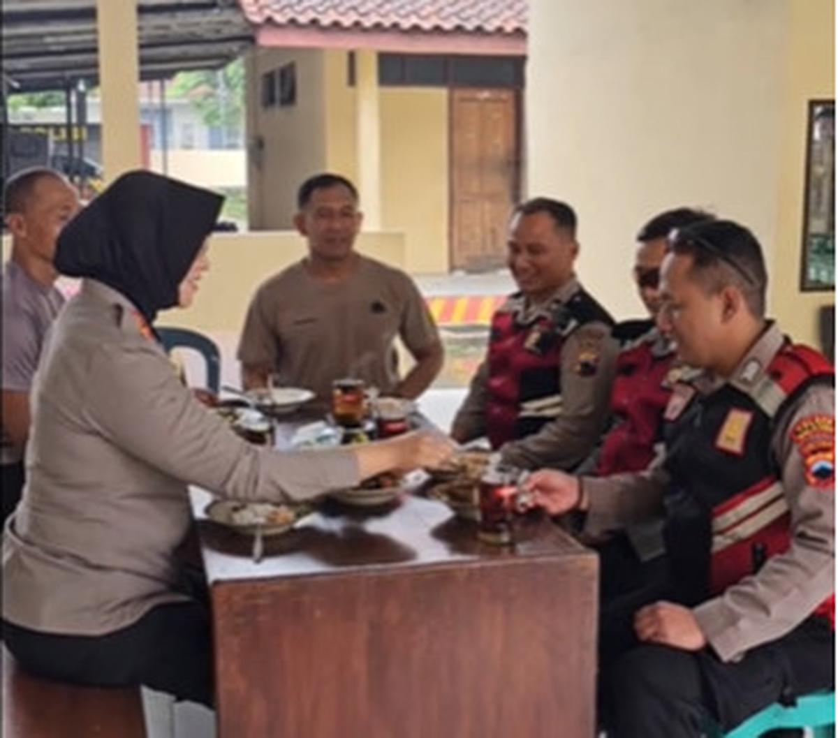 Kapolres perempuan pertama di Salatiga tersebut mencoba dekat dengan jajarannya di Polres Salatiga lewat makan bersama.