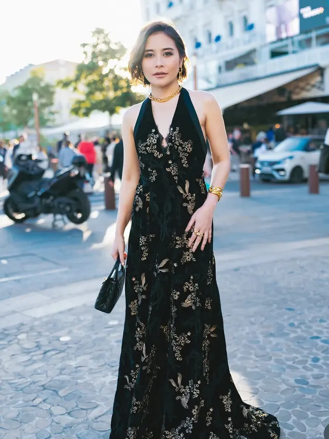 Prilly Latuconsina di Cannes Film Festival 2026 pakai dress hitam dari desainer Indonesia. [@prillylatuconsina96]