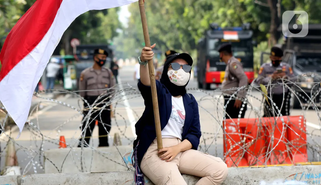 Mahasiswa dari berbagai elemen dan kampus berunjuk rasa di kawasan Patung Kuda Jalan Medan Merdeka Barat, Jakarta, Selasa (10/11/2020). Mahasiswa menuntut pencabutan pengesahan Omnibus Law UU Cipta Kerja melalui Perppu. (Liputan6.com/Helmi Fithriansyah)
