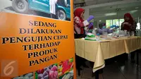 Sejumlah petugas BPOM tengah memeriksa kandungan makanan di sebuah pasar modern di Pasar Minggu, Jakarta, Kamis (9/7/2015). Sidak dilakukan guna menjaga kualitas makanan jelang Lebaran. (Liputan6.com/Yoppy Renato)
