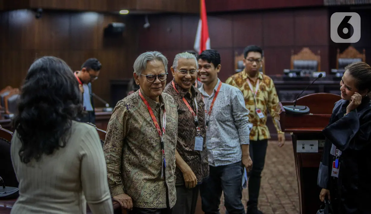 Mantan pimpinan KPK, Erry Riyana Hardjapamekas menghadiri sidang uji materi terhadap Perubahan kedua atas UU No. 30 Tahun 2022 tentang KPK di Mahkamah Konstitusi, Jakarta, Rabu (8/1/2020). Uji materi ini berfokus pada ranah formil dan belum yang bersifat substansi. (Liputan6.com/Faizal Fanani)