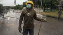 Seorang pengunjuk rasa anti-pemerintah Pakistan berdiri berjaga di dekat sebuah pos pemeriksaan di Islamabad, (4/9/2014). (REUTERS/Zohra Bensemra)