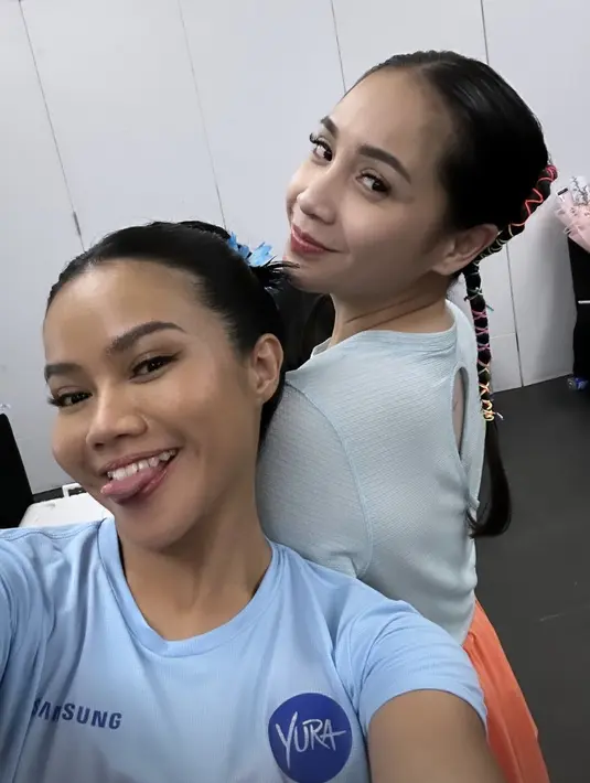 Pada kesempatan ini Nagita hadirkan gaya rambut kepang warna-warni, sedangkan Yura memilih tampilan yang lebih manis dengan aksen bunga pada cepolan rambutnya. [Foto: Instagram/ RaffiNagita]