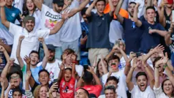 Pemain baru Real Madrid, Eden Hazard berselfie dengan fans saat diperkenalkan di stadion Santiago Bernabeu di Madrid, Spanyol (13/6/2019). Eden Hazard dibeli dari Chelsea senilai 100 juta euro. (AP Photo/Manu Fernandez)