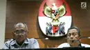 Ketua KPK Agus Rahardjo (kiri) bersama Ketua BPK Moermahadi Soerja Djanegara memberikan keterangan pers di Gedung KPK, Jakarta, Sabtu (27/5). KPK mengamankan tujuh orang dalam operasi tangkap tangan (OTT)  Jumat 26 Mei 2017. (Liputan6.com/Angga Yuniar)