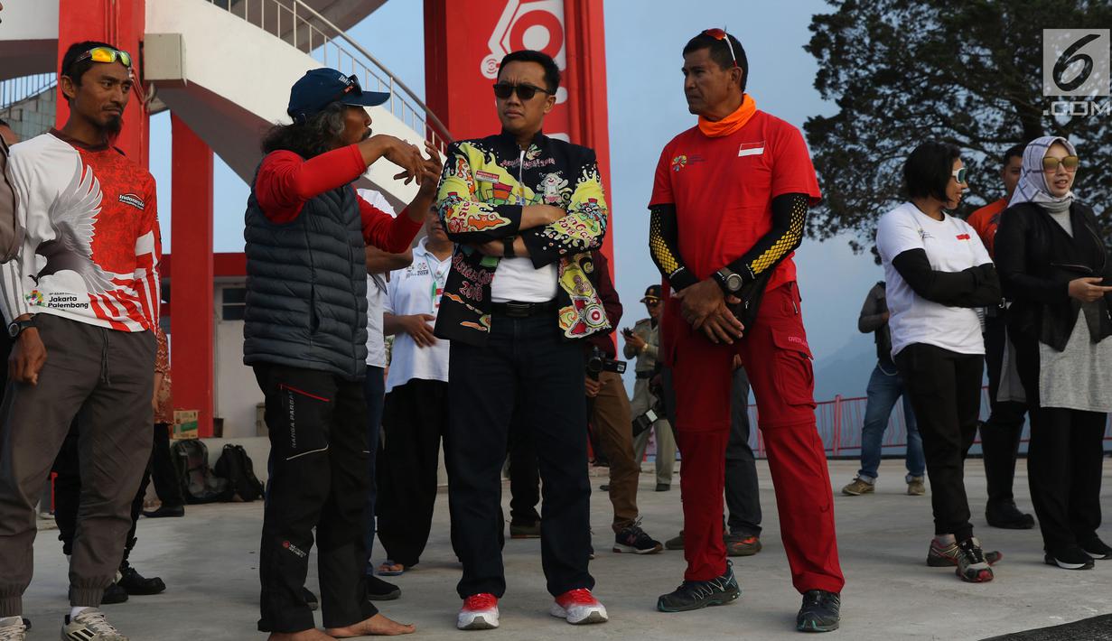 Menpora Imam Nahrawi (tengah) bersama pelatih kepala tim paralayang Indonesia, Gendon Subandono saat meninjau latihan tim di kawasan Puncak, Cianjur, Jawa Barat, Kamis (26/7). Menpora juga meninjau kesiapan venue. (Liputan6.com/Helmi Fithriansyah)