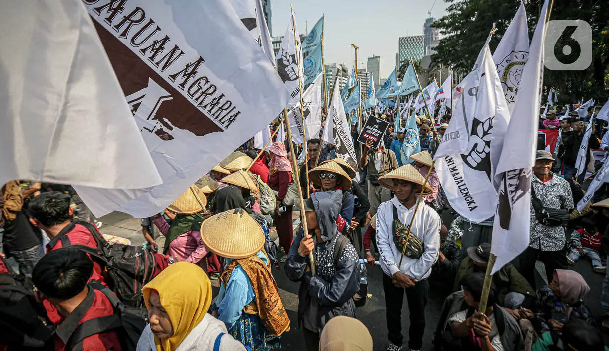 Kemudian, mereka juga menyuarakan soal reforma agraria dan kedaulatan pangan redistribusi tanah untuk petani sembilan juta hektare. (Liputan6.com/Faizal Fanani)