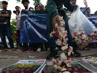 Massa melakukan aksi tabur bunga di depan kantor Komnas HAM, Jakarta Pusat, Rabu (12/12). Aksi tersebut dilakukan oleh Aliansi Mahasiswa & Pemuda (AMP) Indonesia Menolak Lupa untuk memperingati Hari HAM Sedunia pada 10 Desember. (Merdeka.com/Imam Buhori)