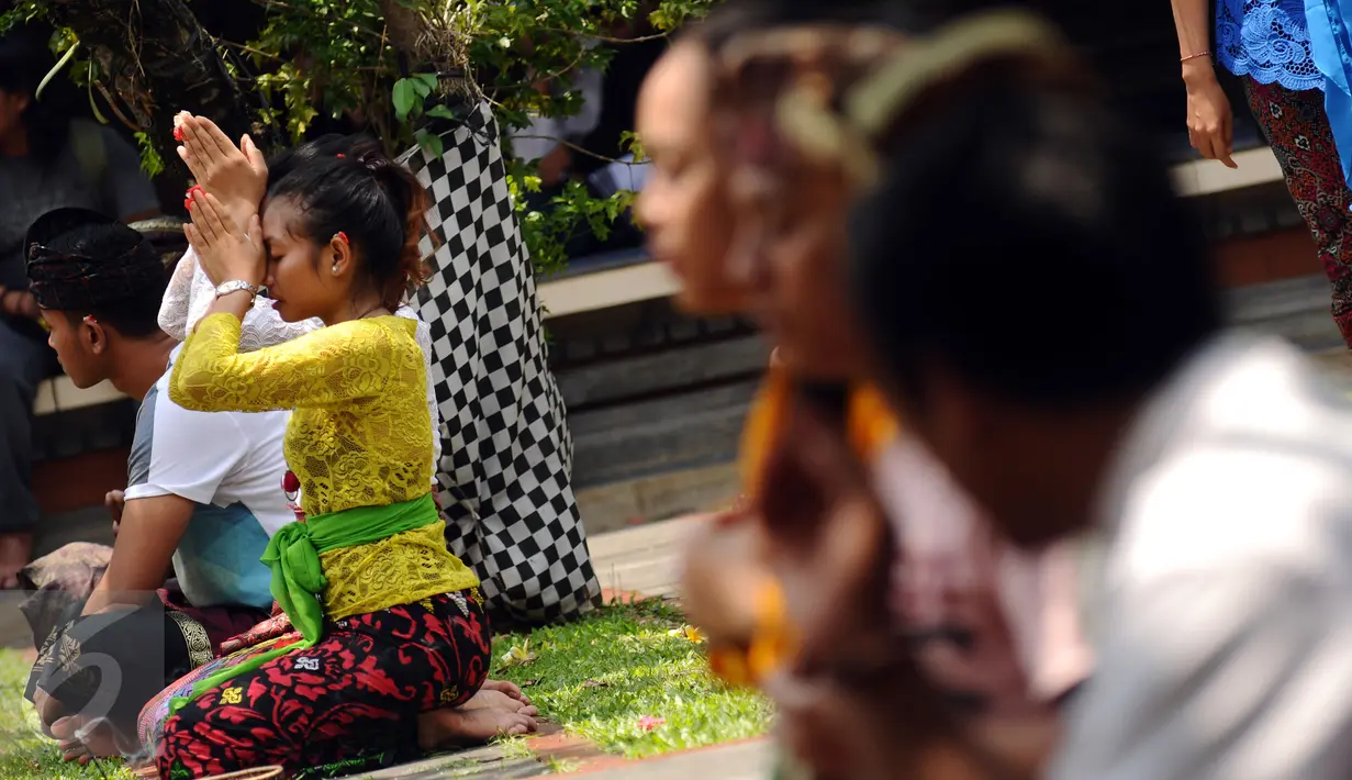 Umat Hindu melakukan sembahyang saat perayaan Nyepi di Pura Aditya Jaya, Rawamangun, Jakarta, Selasa (28/3). Nyepi dirayakan dengan melakukan kegiatan keagamaan di pura. (Liputan6.com/Helmi Fithriansyah)