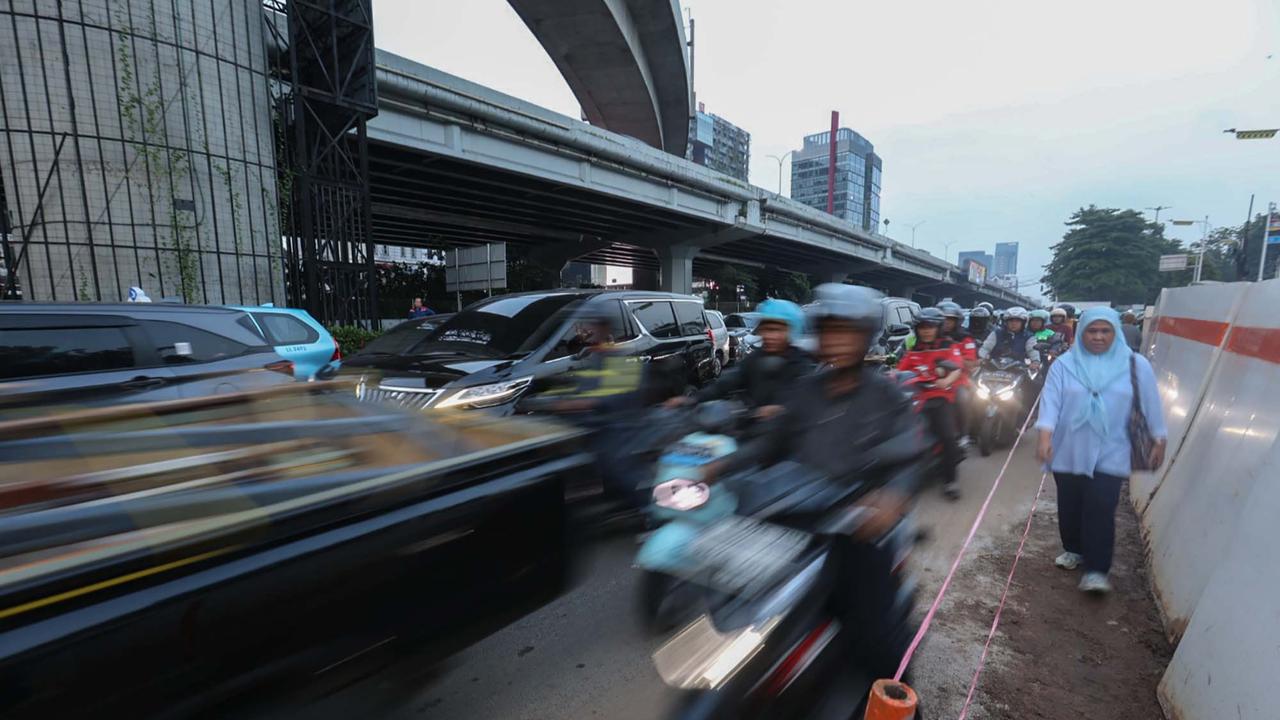 FOTO: Macet Horor di TB Simatupang, Gubernur DKI Ultimatum Proyek Galian Rampung Oktober