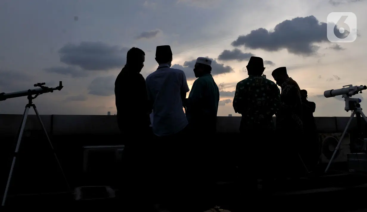 Tim Hisab Rukyat Kantor Wilayah (Kanwil) Agama Provinsi DKI mengamati posisi hilal dengan teleskop di atap Gedung Kanwil Agama DKI Jakarta, Cawang, Jakarta, Kamis (23/4/2020). Kegiatan itu guna menentukan awal bulan Ramadan 1441 H. (Merdeka.com/Iqbal S Nugroho)