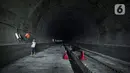 Pekerja menyelesaikan proyek Tunnel 6 kereta cepat Jakarta-Bandung di kawasan Cikalong Wetan, Depok, Purwakarta, Jawa Barat, Rabu (30/3/2022). Progres proyek Tunnel 6 sudah mencapai 79 persen. (Liputan6.com/Faizal Fanani)