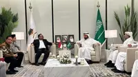 Menag RI Yaqut Cholil Qoumas dan rombongan bertemu dengan Menteri Haji Arab Saudi Taufiq F Al Rabiah di Jeddah, Minggu (17/12/2023). Pertemuan tersebut membahas persiapan penyelenggaraan haji 2024. (Foto: Humas Kemenag)