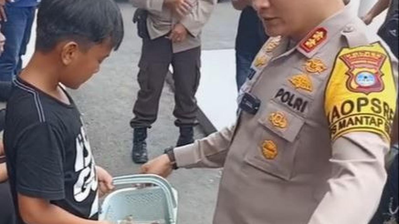 Kapolres pun memberikan uang tambahan karena ketekunan dan perjuangan bocah tersebut demi mencari pundi-pundi rupiah.<br>