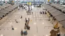 <p>Pandangan umum ruang keberangkatan yang hampir kosong karena jumlah pengunjung menurun drastis di Bandara Suvarnabhumi di Bangkok, Rabu (11/3/2020). Di Thailand sendiri lebih dari 50 orang terinfeksi virus corona COVID-19 yang telah menggemparkan seluruh dunia. (Mladen ANTONOV/AFP)</p>