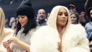 Kim Kardashian hadir di acara Yeezy pada 2016 dengan pakaian terbuka di balik mantel berbulu sedangkan Kylie Jenner hadir dengan baju menerawang. (REX/Shutterstock/HollywoodLife)