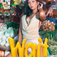 Hyolyn Penyanyi Korea Selatan yang Bergaya di Depan Toko Kelontong.[@xhyolynx]