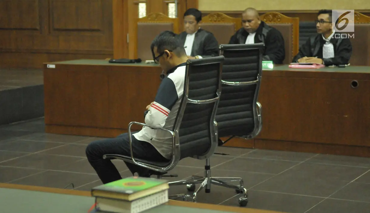 Direktur PT Merial Esa, Fahmi Darmawansyah saat menjalani sidang vonis di Tipikor, Jakarta (24/5). Fahmi merupakan terdakwa dalam kasus suap empat pejabat Badan Keamanan Laut (Bakamla). (Liputan6.com/Helmi Afandi)