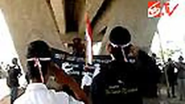Perayaan HUT RI di Kolong Jembatan