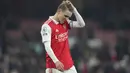 <p>Gelandang Arsenal, Martin Odegaard tertunduk setelah pertandingan melawan Southampton pada lanjutan Liga Inggris di stadion Emirates di London, Sabtu, 21 April 2023. (AP Photo/Kirsty Wigglesworth)</p>