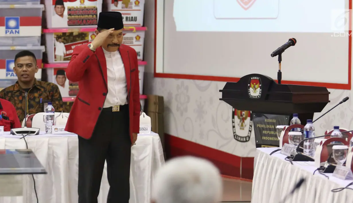 Ketua Umum PKPI, Hendropriyono saat menghadiri rapat pleno terbuka di kantor KPU Pusat, Jumat (13/4). Penetapan nomor urut tersebut dilakukan KPU sebagai tindak lanjut putusan PTUN yang mengabulkan gugatan PKPI. (Liputan6.com/Angga Yuniar)