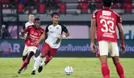 Pemain Persija Jakarta, Muhammad Akbar Arjunsyah (tengah) menggiring bola dibayangi pemain Bali United, Privat Mbraga pada laga lanjutan Grup B Piala Presiden 2024 di Stadion I Wayan Dipta, Bali, Jumat (26/07/2024). (Dok. Persija Jakarta)