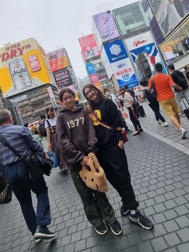 7 Potret Nafa Urback dan Zack Lee Liburan Bareng Buah Hati ke Jepang