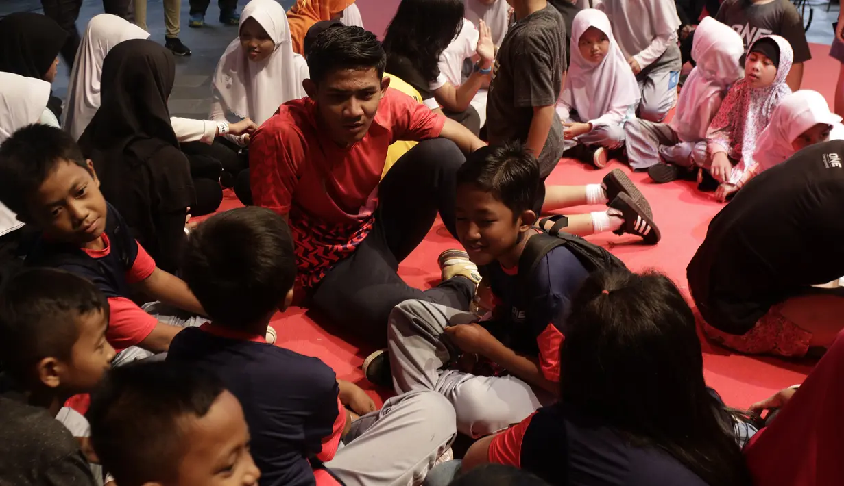 Pesepak bola Indonesia, Firza Andika, saat acara meets and greets ONE Championship dan Timnas Indonesia di Gandaria City Mall, Jakarta, Sabtu (25/1). ONE Championship dan PSSI bersinergi untuk pengembangan atlet di Tanah Air. (Bola.com/Yoppy Renato)