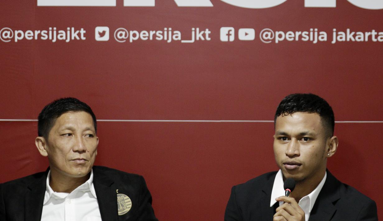 Pemain baru Persija Jakarta, Osvaldo Haay, didampingi Ferry Paulus, saat perkenalan di Kantor Persija, Kuningan, Jakarta, Senin, (10/2/2020). Pemain andalan Timnas Indonesia U-23 itu resmi memperkuat Macan Kemayoran musim depan. (Bola.com/M Iqbal Ichsan)