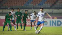 Dari empat pemain Persib Bandung yang melakukan eksekusi penalti hanya Marc Klok dan Rachmat Irianto yang berhasil menjebol gawang PSS Sleman. (Bola.com/Bagaskara Lazuardi)