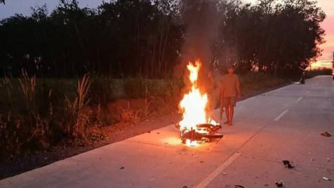 Viral 3 Remaja SMA di Lampung Kecelakaan Saat Balap Liar, Motor Terbakar dan Satu Orang Terkapar di Jalan