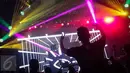 Pengunjung bergoyang mengikuti irama music DJ pada acara Djakarta Warehouse Project (DWP) 2016, di Kemayoran, Jakarta, Jumat. (09/12). Pesta dance terbesar di Asia Tenggara diikuti DJ ternama dari mancanegara. (Liputan6.com/Fery Pradolo)