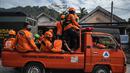 Tim penyelamat tiba untuk mencari korban di rumah yang terkubur abu vulkanik letusan Gunung Semeru di Desa Sumber Wuluh, Lumajang, Jawa Timur, Selasa (7/12/2021). Letusan Gunung Semeru menewaskan sedikitnya 34 orang. (AFP/Juni Kriswanto)