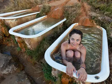 Seorang pengunjung saat menikmati bak mandi alami di Mystic Hot Springs di Utah, Amerika Serikat. Disini pengunjung dapat menikmati bak air panas alami yang turun dari perbukitan ini. (Dailymail.co.uk)