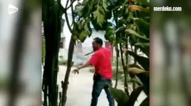 Pria yang diduga debt collector coba menikam seorang penunggak. Kejadian ini terekam kamera warga di Bulukumba, Sulawesi Selatan.