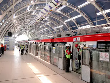 Suasan stasiun LRT TMII, Jakarta, Rabu (11/11/2020). Tes dilakukan mulai dari uji kelayakan hingga kebisingan. Ditargetkan LRT Jabodebek beroperasi pertengahan 2022. (Liputan6.com/Faizal Fanani)