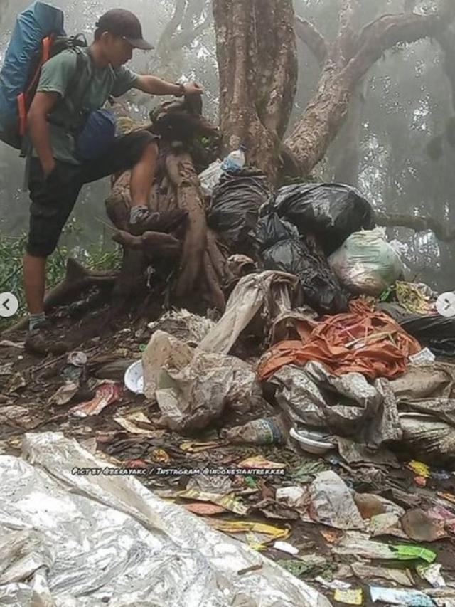 Potret Gunung Dempo di Sumatera Selatan Dipenuhi Sampah