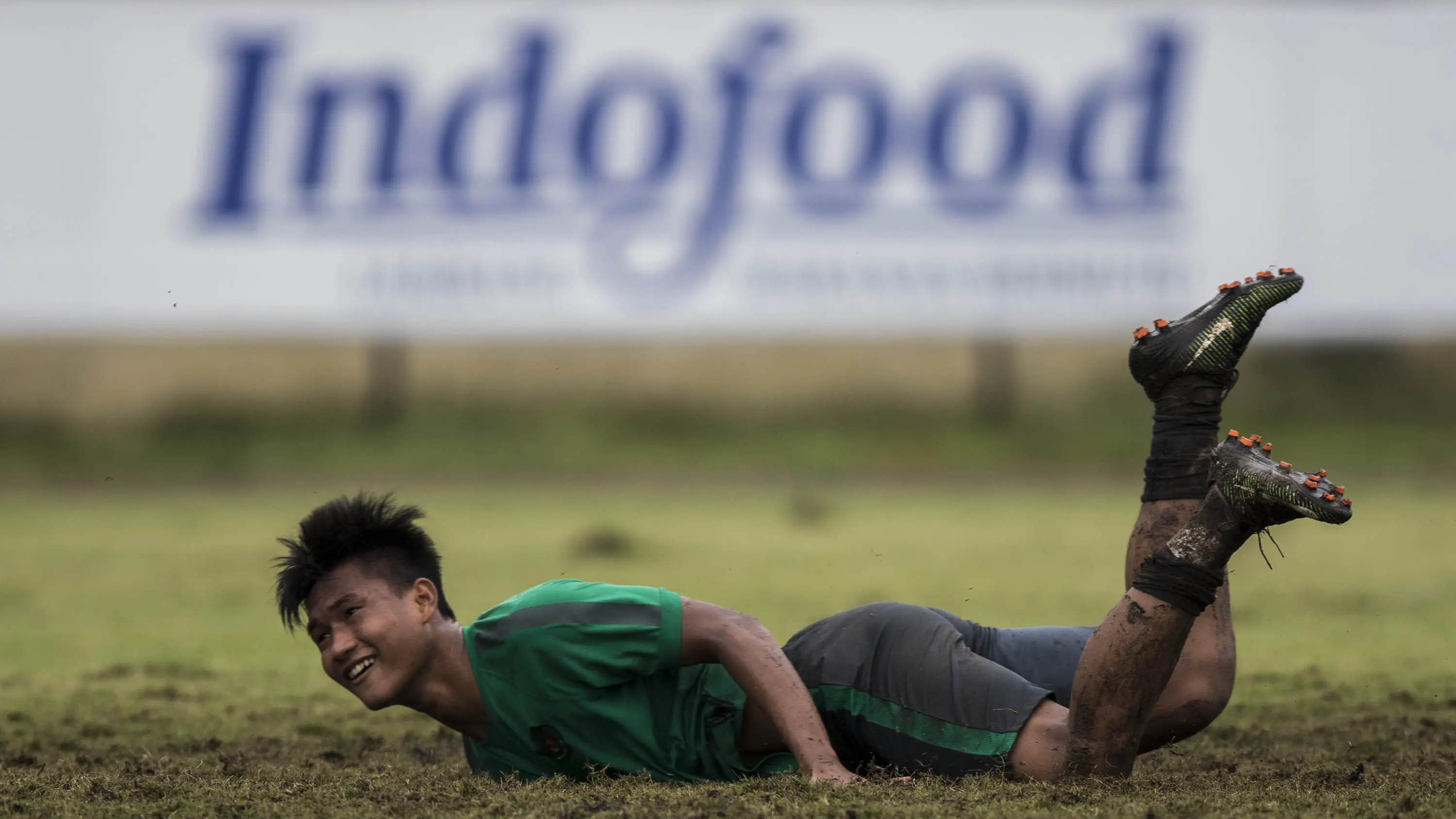 Striker Timnas Indonesia U-22, Ahmad Nur Hardianto, terjatuh saat latihan di Stadion I Wayan Dipta Gianyar, Bali, Senin (10/7/2017). (Bola.com/Vitalis Yogi Trisna)