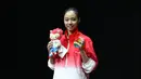 Atlet wushu Indonesia, Lindswell Kwok, meraih medali emas wushu di nomor taijijian SEA Games 2015 yang berlangsung di Singapore Expo, Singapura. Senin (8/6). (Bola.com/Arief Bagus)