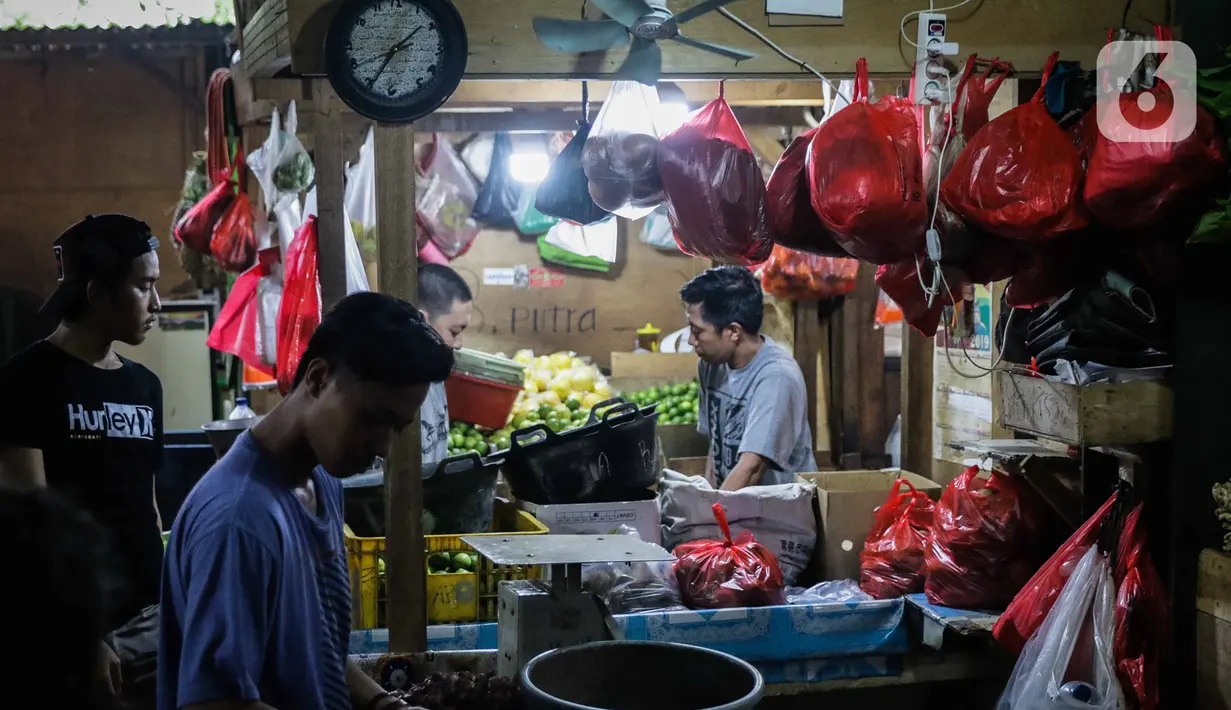 Aktivitas jual beli di Pasar Tradisional Senen, Jakarta, Rabu (8/1/2020). Gubernur DKI Jakarta Anies Baswedan mengeluarkan pergub tentang larangan kantong plastik sekali pakai di mal, swalayan, hingga pasar. Larangan ini efektif berlaku mulai Juli 2020. (Liputan6.com/Faizal Fanani)