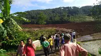 Evakuasi korban longsor yang menimpa para petani di Desa Pasir Panjang, Kecamatan Salem, Kabupaten Brebes, Jawa Tengah, terus diupayakan tim SAR gabungan. (Foto: Istimewa/BNPB/Sutopo Purwo Nugroho)