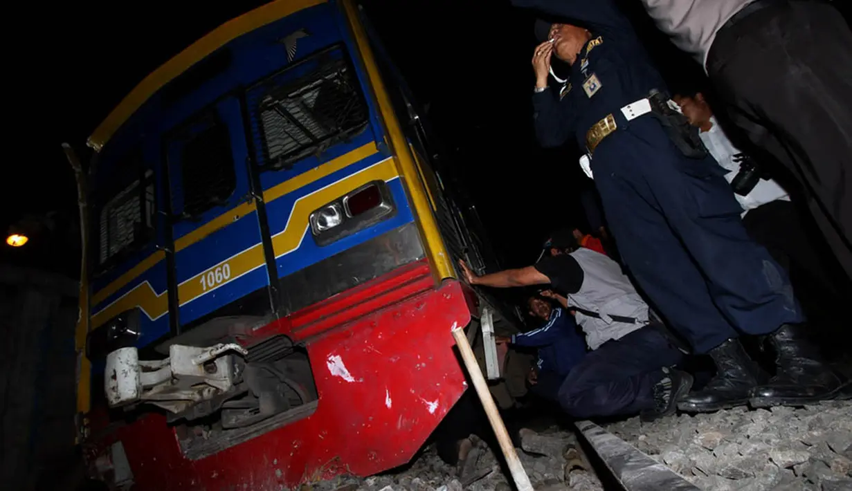 Commuter Line KA 966 KRL jurusan Bogor-Jatinegara keluar dari jalur rel kereta saat melintas stasiun Kemayoran (Liputan6.com/Faisal R Syam)