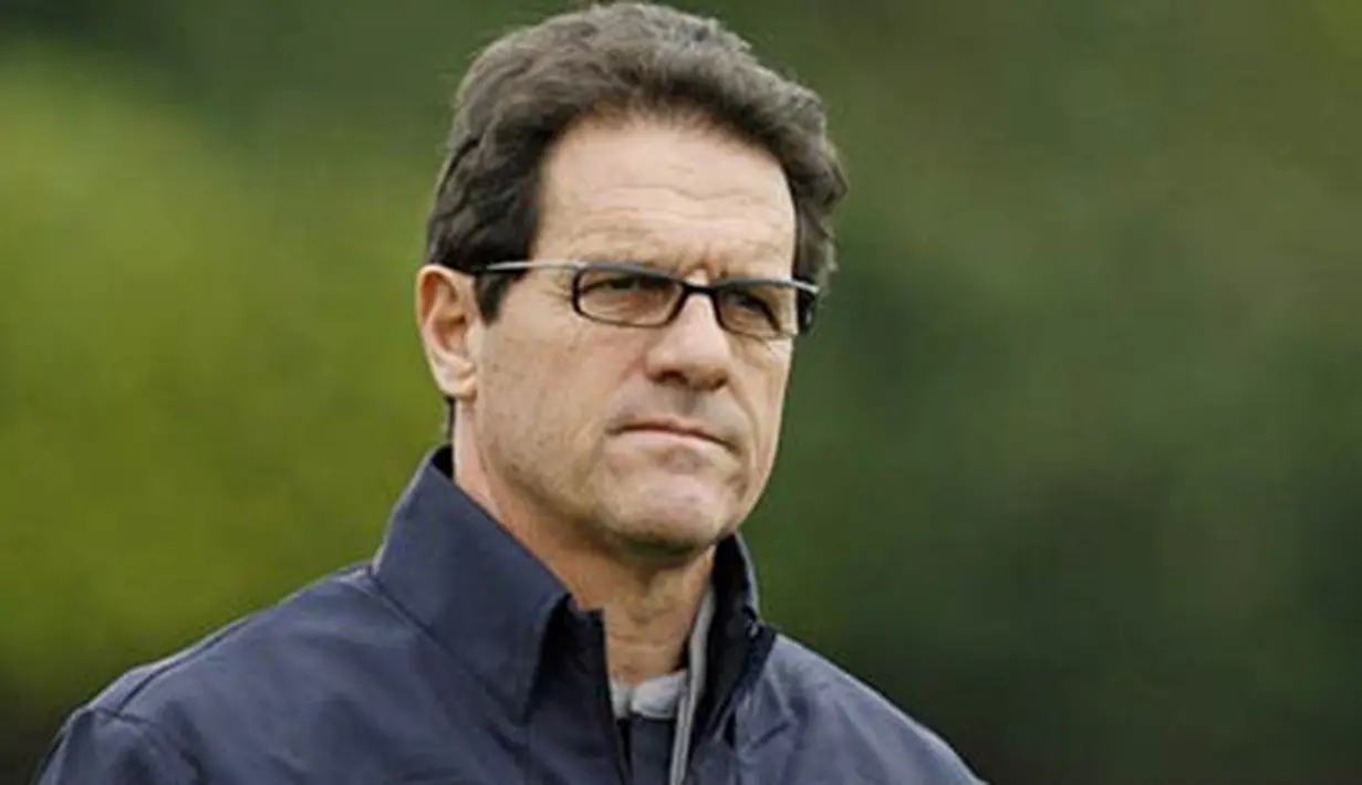 Ekspresi pelatih Inggris, Fabio Capello mengamati sesi latihan anak-anak asuhannya di London Colney, jelang laga kualifikasi PD 2010 melawan Ukraina, 31 Maret 2009. AFP PHOTO/Glyn Kirk